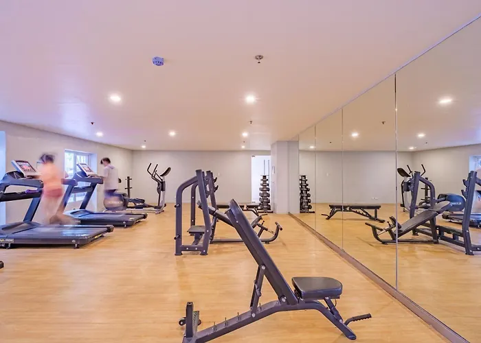Cozy With Balcony Netflix Free Access To Pool And Gym 100mbps Apartment *