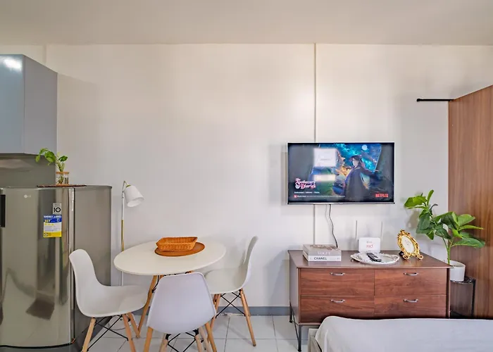 Cozy With Balcony Netflix Free Access To Pool And Gym 100mbps Apartment Manila
