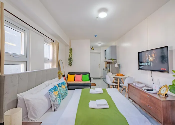 Cozy With Balcony Netflix Free Access To Pool And Gym 100mbps Apartment